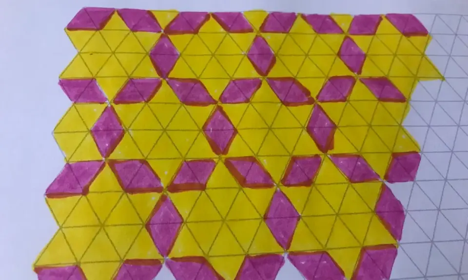 Tassellazioni scuola primaria: un pattern di triangoli gialli e rombi viola su carta a quadretti, un esercizio di geometria creativa.