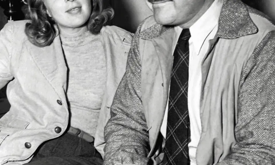 Ernest Hemingway i jego żona Mary Welsh siedzą blisko siebie, ona uśmiecha się lekko.