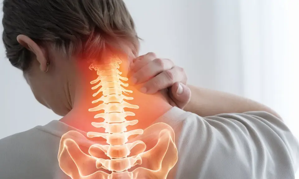 Person med ont i nacken efter fall. Ryggraden lyser rött där smärtan sitter.