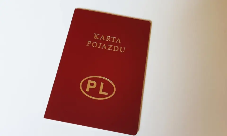 Czerwona karta pojazdu z napisem "PL" w owalu. Czy karta pojazdu jest potrzebna do rejestracji?