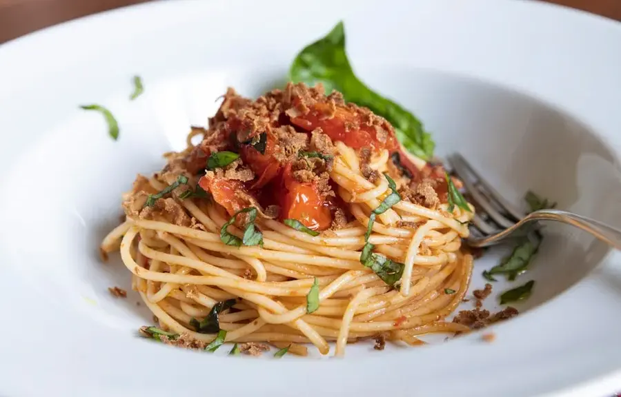 Ile kalorii ma spaghetti? Odkryj lekkie sposoby na ulubione danie