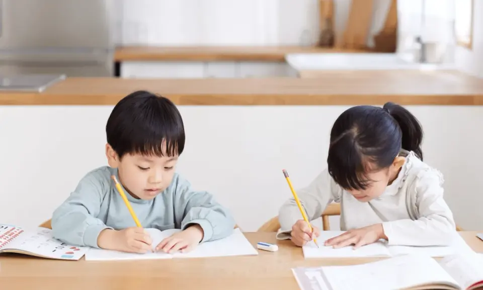 Bambini studiano insieme, un esempio di peer tutoring cos'è: imparare l'uno dall'altro.