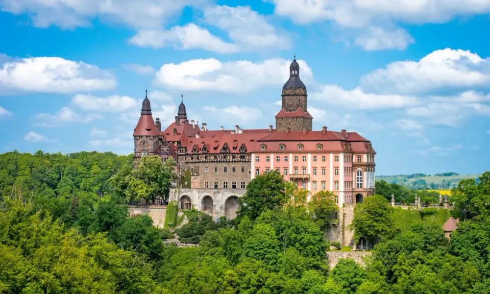 Zamek Książ, jeden z najlepszych zamków w Polsce, wznosi się dumnie wśród zieleni.