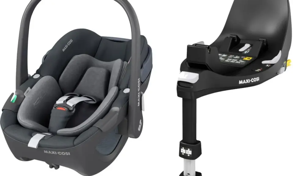 Szary fotelik samochodowy Maxi-Cosi i czarna baza Isofix. Bezpieczna podróż dla malucha dzięki tej niezawodnej bazie do Maxi-Cosi.