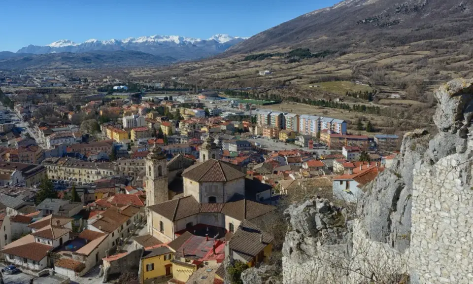 Panoramica di Castel di Sangro, con montagne innevate sullo sfondo. Scopri cosa vedere in questo borgo abruzzese.