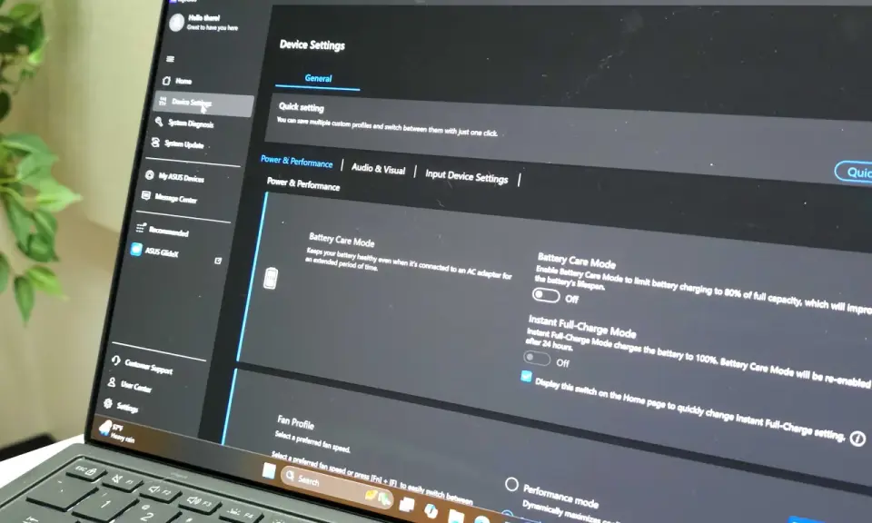 I en laptop visas inställningar för batterivård och fläktprofiler i kontrollpanelen Windows 10.