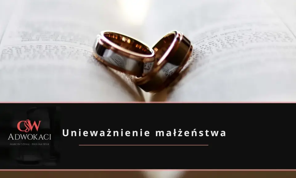 Dwa obrączki na otwartej księdze symbolizują rozważania o **unieważnieniu małżeństwa**.