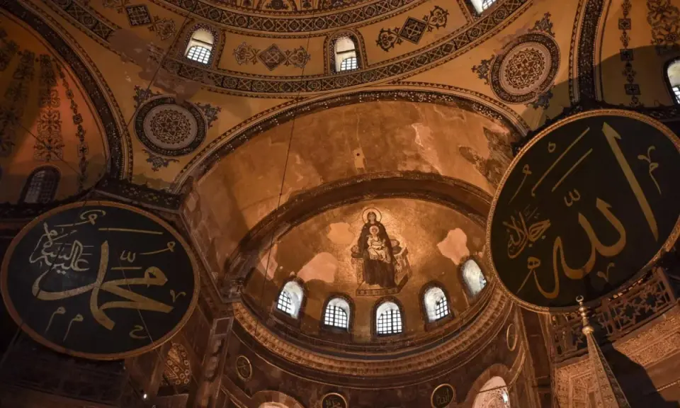 Imposante Kuppel mit islamischer Kalligrafie, die Allah und Mohammed ehrt. Ein Mosaik der Jungfrau Maria und des Kindes erinnert an die Geschichte des Ortes, wo einst der Engel Gabriel im Islam eine Rolle spielte.