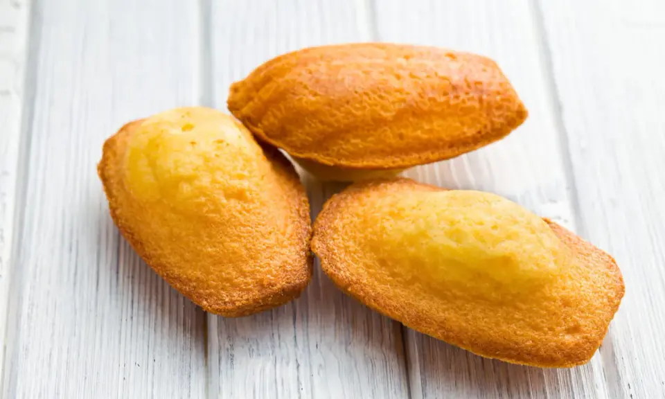 Trois biscuits madeleines dorés, parfaits pour une recette facile.