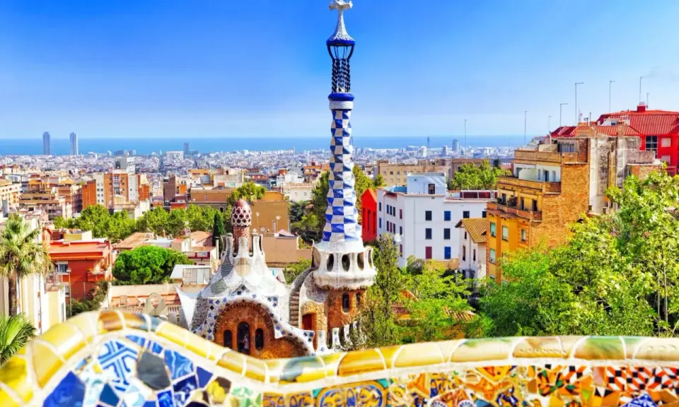 Kolorowe mozaiki i bajkowe budowle Parku Gaudiego, z widokiem na Barcelonę. Warto kupić park gaudiego bilety online.