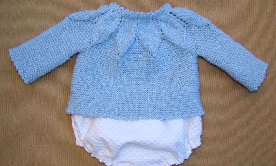 Jersey primera puesta dos agujas paso a paso. Conjunto tejido a mano, jersey azul cielo con cuello de hojas y pololo blanco.
