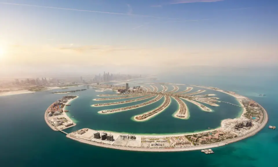 Palm Jumeirah, ikona Dubaju. Co zobaczyć? Sztuczna wyspa w kształcie palmy, luksusowe hotele i widok na panoramę miasta.