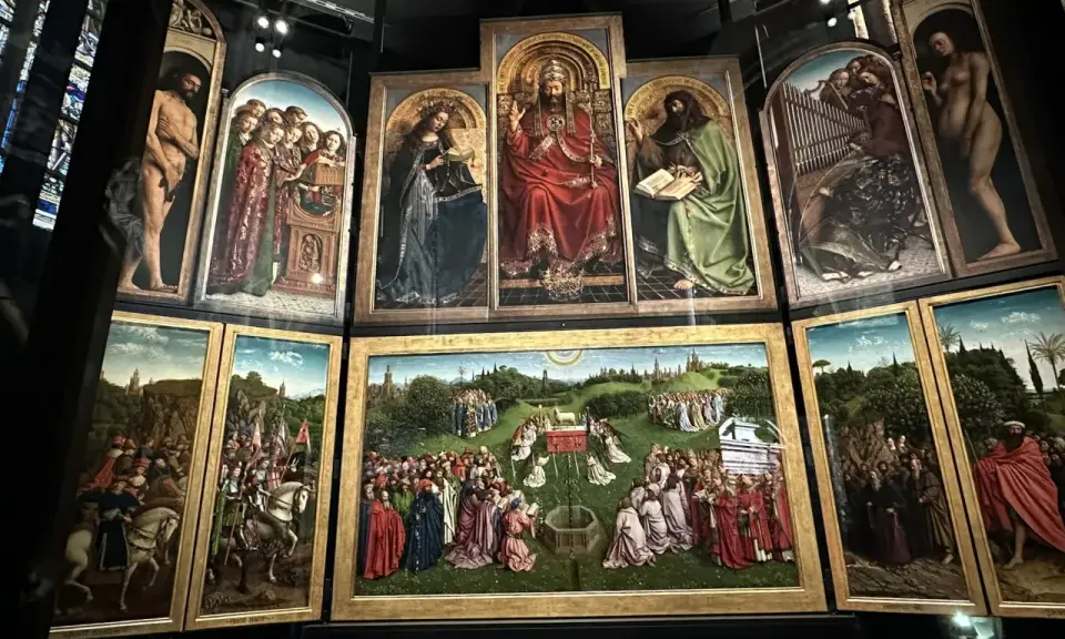 Retablo con escenas religiosas, detallado y vibrante, que muestra las características del arte gótico: figuras solemnes, arquitectura detallada y simbolismo profundo.