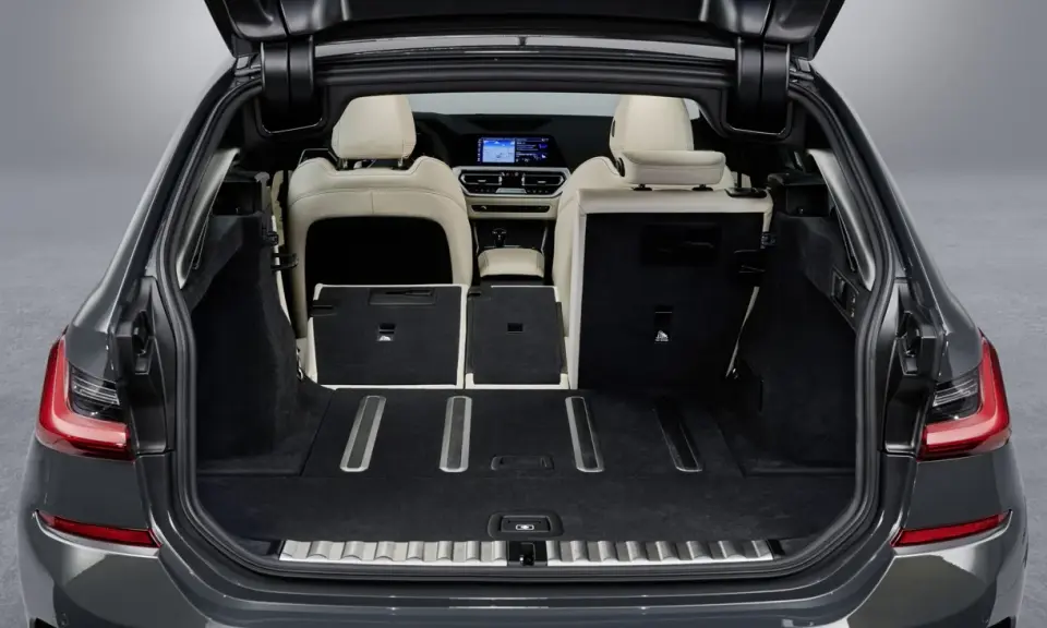 Maletero del BMW Serie 3 con asientos traseros abatidos, mostrando un amplio espacio de carga.