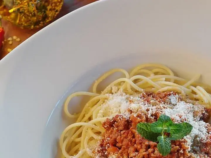 Ile kalorii ma sos do spaghetti z mięsem mielonym? Sprawdź teraz!
