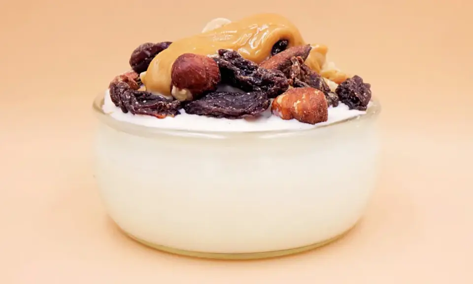 Jogurt proteinowy z bakaliami i karmelem. Idealny dla sportowców i osób dbających o sylwetkę.
