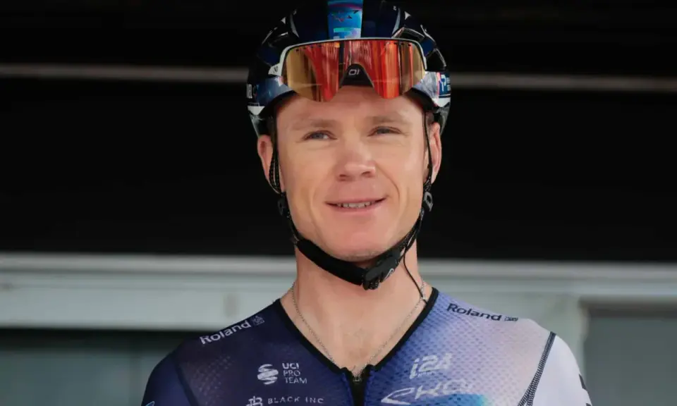 Uśmiechnięty kolarz w kasku i goglach, gotowy do walki o tytuł jednego z tour de france zwycięzcy.