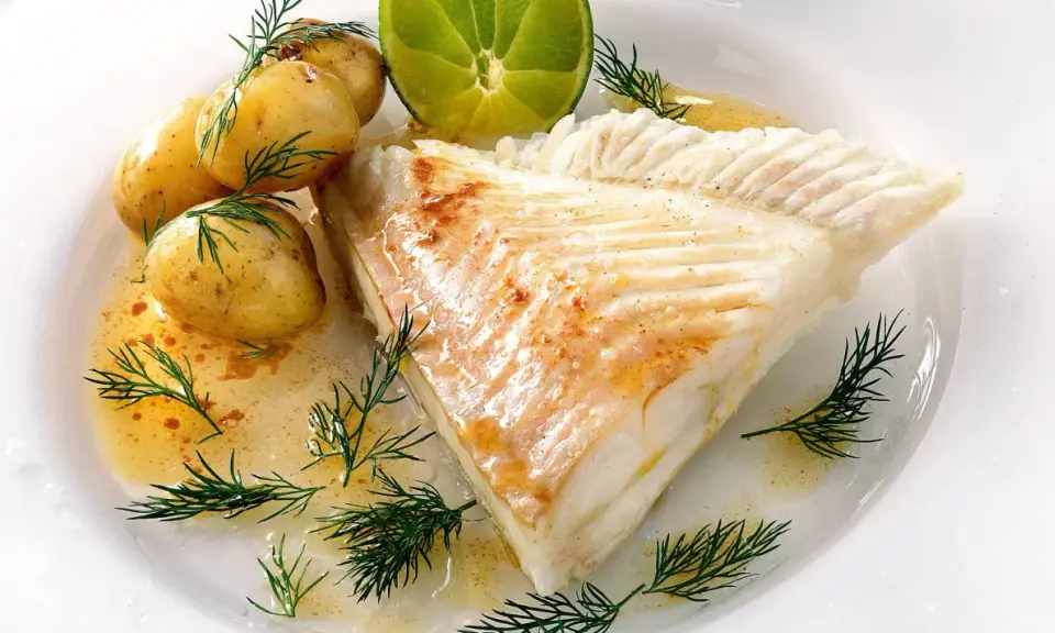 En läcker bit piggvar med dill, citron och småpotatis. Ett enkelt och gott recept på piggvar.