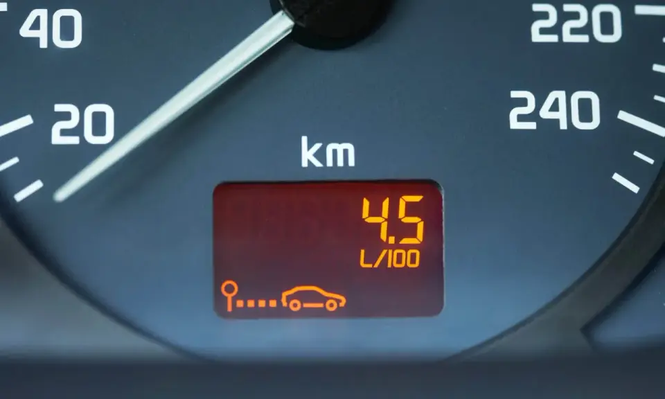 Indicador de consumo medio gasolina 100 km: 4.5 L/100. El coche muestra un consumo eficiente.