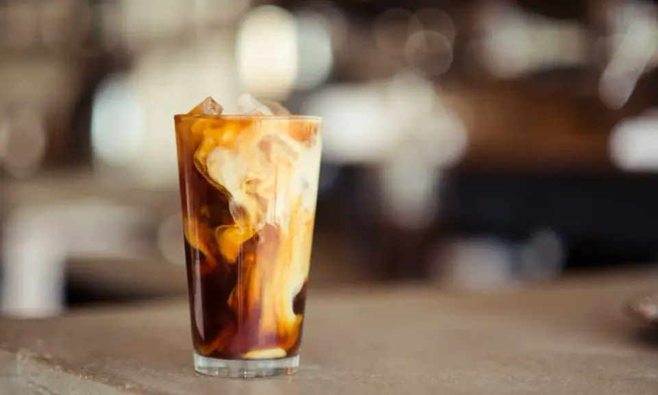 Ein Glas Eiskaffee mit cremigen Wirbeln von Baileys, perfekt für einen entspannten Nachmittag.