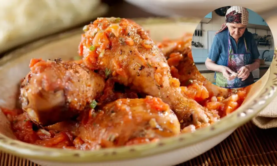 Sabrosa receta de pollo en salsa, preparado por una abuela en su cocina.