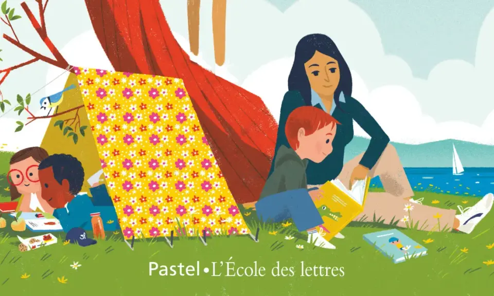 Une femme lit à des enfants près d'une tente. Une scène paisible qui invite à la critique d'album.