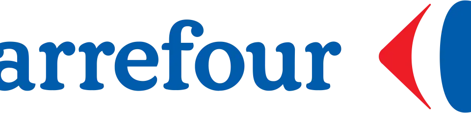 Logo Carrefour z niebieskim napisem i charakterystycznym symbolem strzałki w kolorach czerwonym i niebieskim.