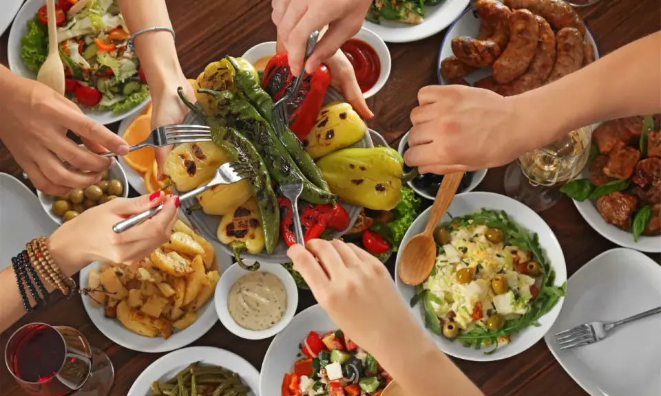 Un repas convivial avec des spécialités du Luberon : légumes grillés, saucisses, pommes de terre et salades.