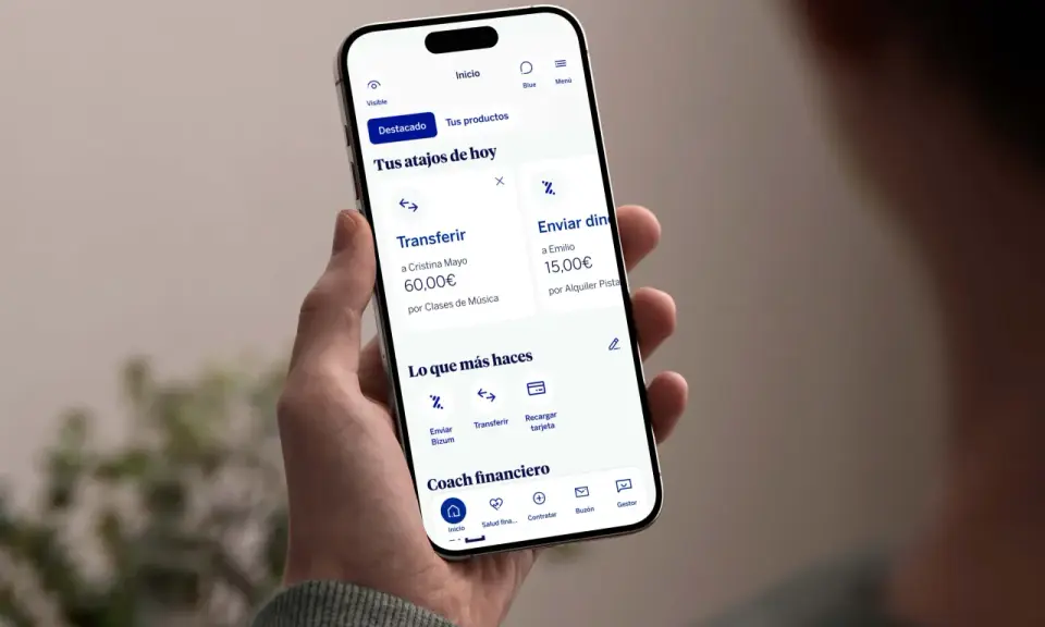 Móvil mostrando la app BBVA. Accede a tu cuenta online BBVA si ya eres cliente para hacer transferencias, enviar dinero o gestionar tus finanzas.