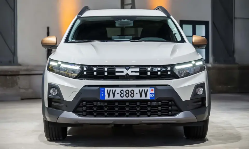 Nowy samochód Dacia z charakterystycznym grillem i światłami LED.