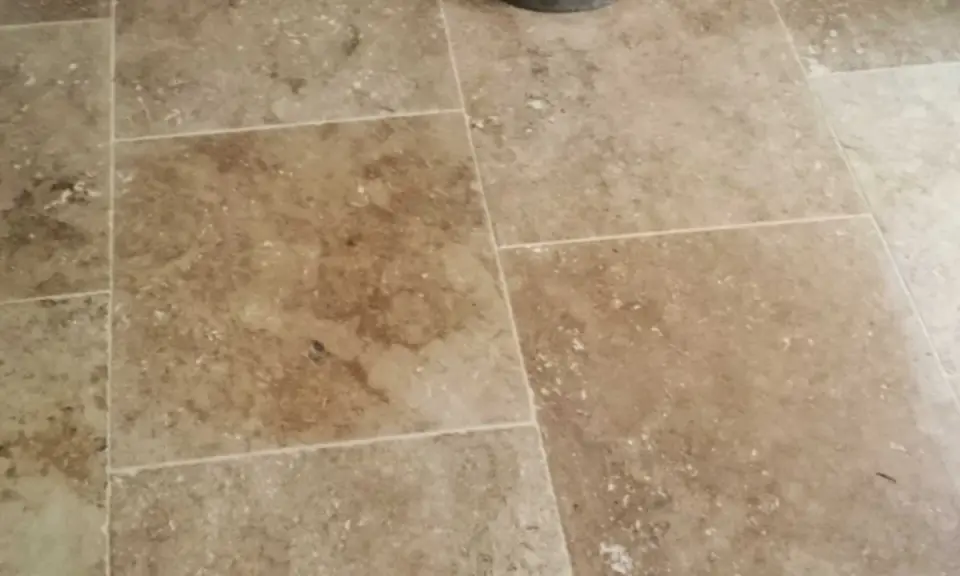 Carrelage en travertin, une définition naturelle de la pierre, avec ses nuances chaudes et ses textures uniques.