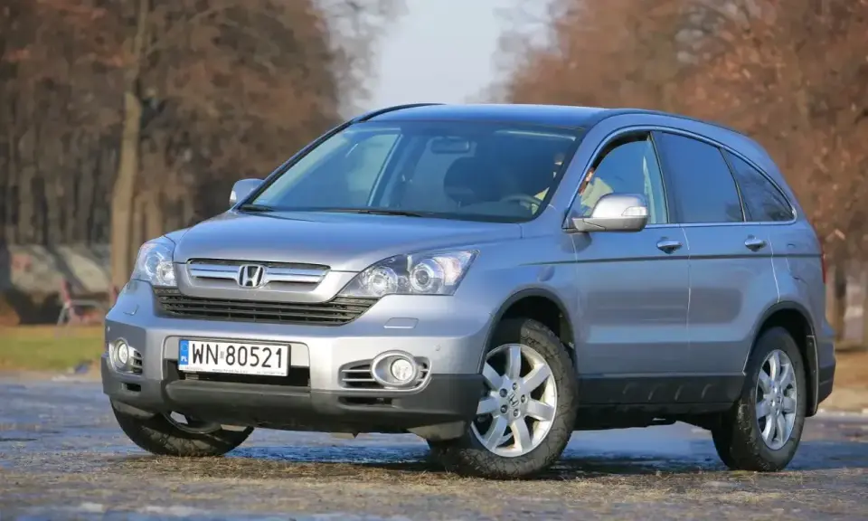 Srebrna Honda CRV 2.2 diesel zaparkowana na zewnątrz. Zastanawiasz się, jaki olej do Hondy CRV 2.2 diesel?