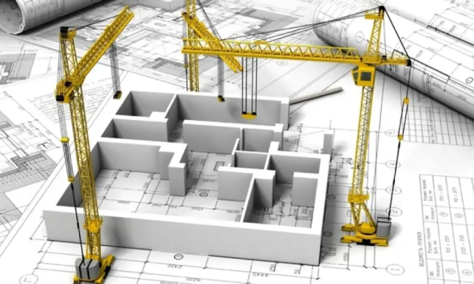 Progetto di costruzione con gru gialle su planimetrie. Il modello 3D di un edificio mostra le fondamenta e le pareti, pronto per il cantiere ntc 2018.