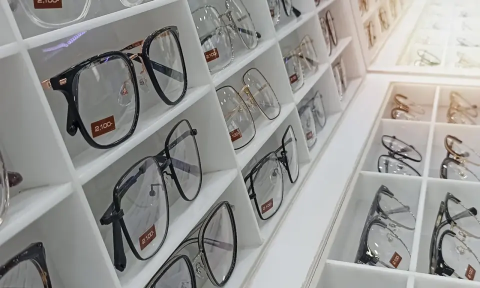 Eleganckie okulary w różnych stylach, niektóre z ceną 2,100. To najdroższe szkła do okularów, które można znaleźć w tym sklepie.