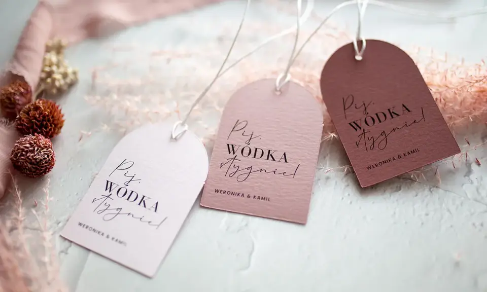 Eleganckie napisy na zawieszki na alkohol z imionami Weronika i Kamil. Idealne na wesele, by dodać uroku butelkom.