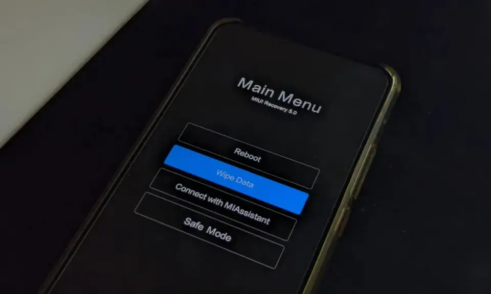 Ekran telefonu Redmi w trybie fastboot, opcja "Wipe Data" podświetlona.