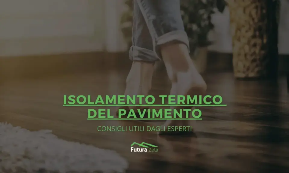 Piedi nudi su un pavimento in legno, con testo "Isolamento Termico del Pavimento". Un pavimento isolante rende la casa più confortevole.