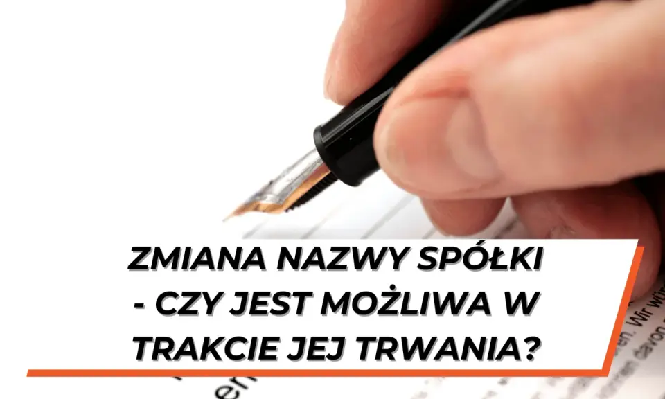 Dłoń z piórem wiecznym nad dokumentem. Tekst: "Zmiana nazwy spółki - czy jest możliwa w trakcie jej trwania?".