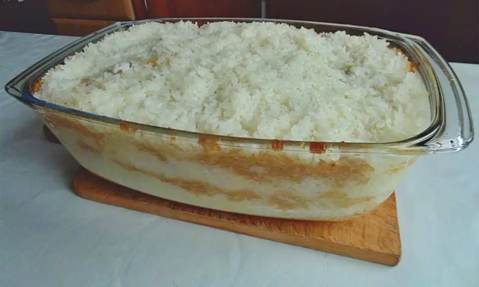 Zapiekany ryż z jabłkami i cynamonem w szklanej formie.