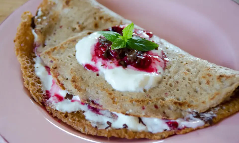 Vegane Pfannkuchen mit Joghurt, Beeren und Minze. Ein köstliches Rezept für vegane Pfannkuchen, das man unbedingt ausprobieren muss!
