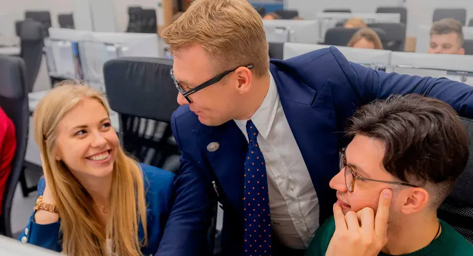 Studenci dyskutują o prawie i cenie na studiach w Akademii Leona Koźmińskiego.