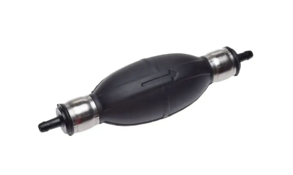 Amorcer une pompe à gasoil sans poire d'amorçage : cet accessoire en caoutchouc noir avec embouts métalliques est essentiel.