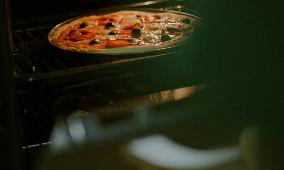 Jak długo piec pizzę, aby uniknąć przypalenia i niedopiekania?