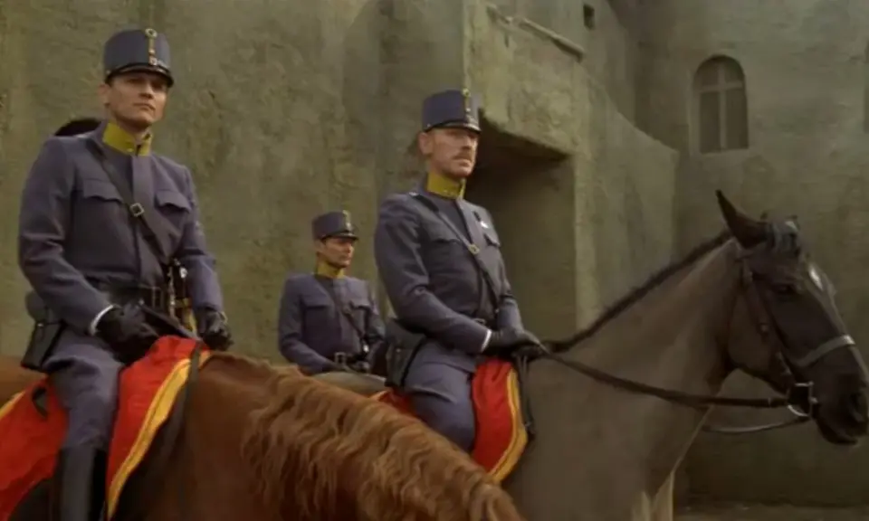 Ufficiali a cavallo in uniforme, in attesa ai confini del forte, come nella trama de "Il deserto dei tartari".