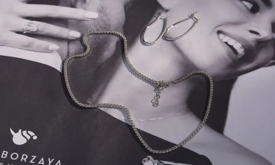 Collana e orecchini in argento, perfetti per capire come riconoscere l'oro bianco dall'argento.