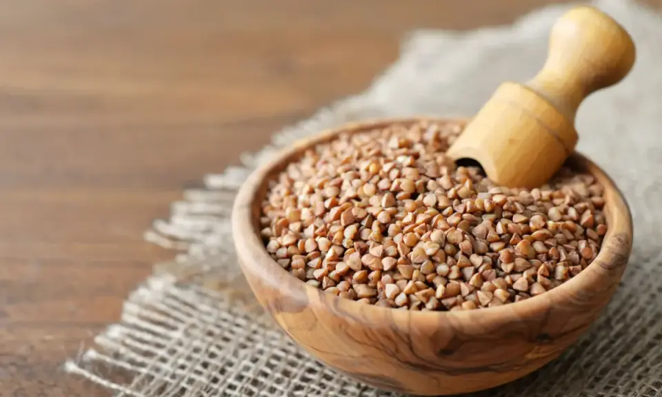Schüssel mit Buchweizen, ideal für eine gesunde Ernährung bei Diabetes.