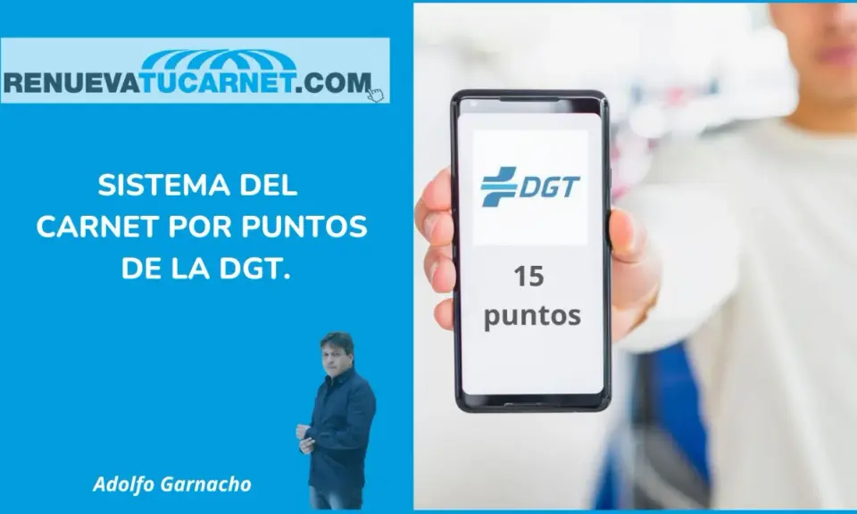 Hombre muestra móvil con 15 puntos DGT. Ideal para la recuperación puntos carnet online y gestionar tu permiso.