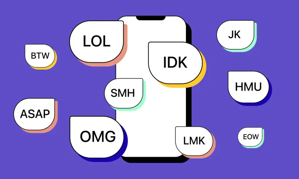 Telefon otoczony skrótami: BTW, LOL, SMH, OMG, IDK, JK, HMU, LMK, EOW. Bo to język internetu.