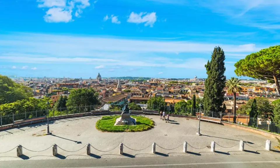 Vista panoramica di Roma, con cupole e tetti. Un luogo ideale tra i posti da visitare a Roma gratis per godersi il panorama.