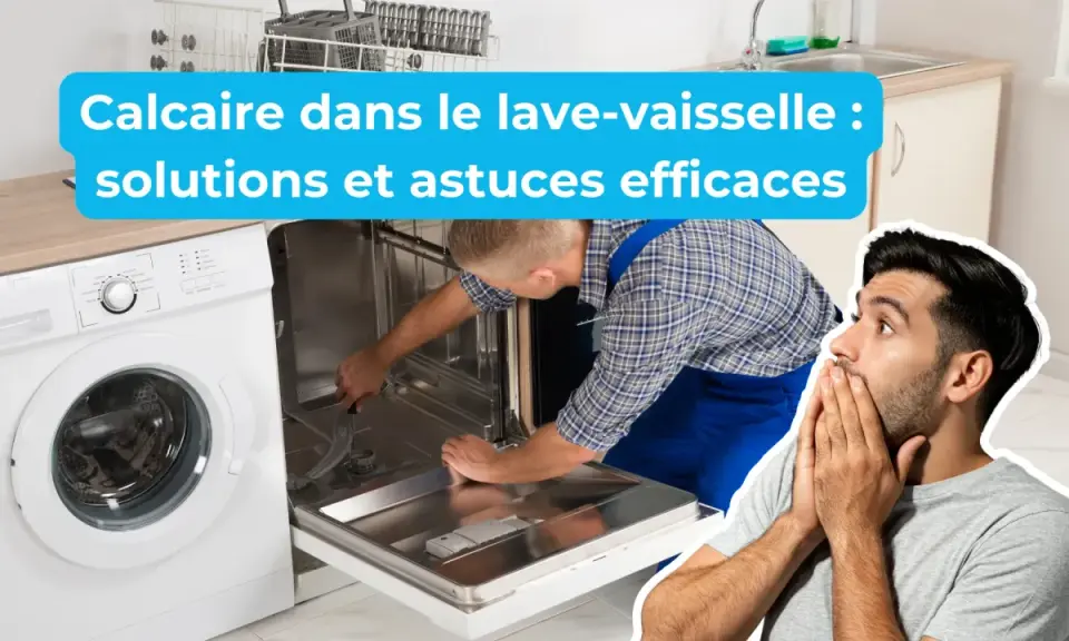Un homme surpris regarde un technicien nettoyer le calcaire dans un lave-vaisselle.